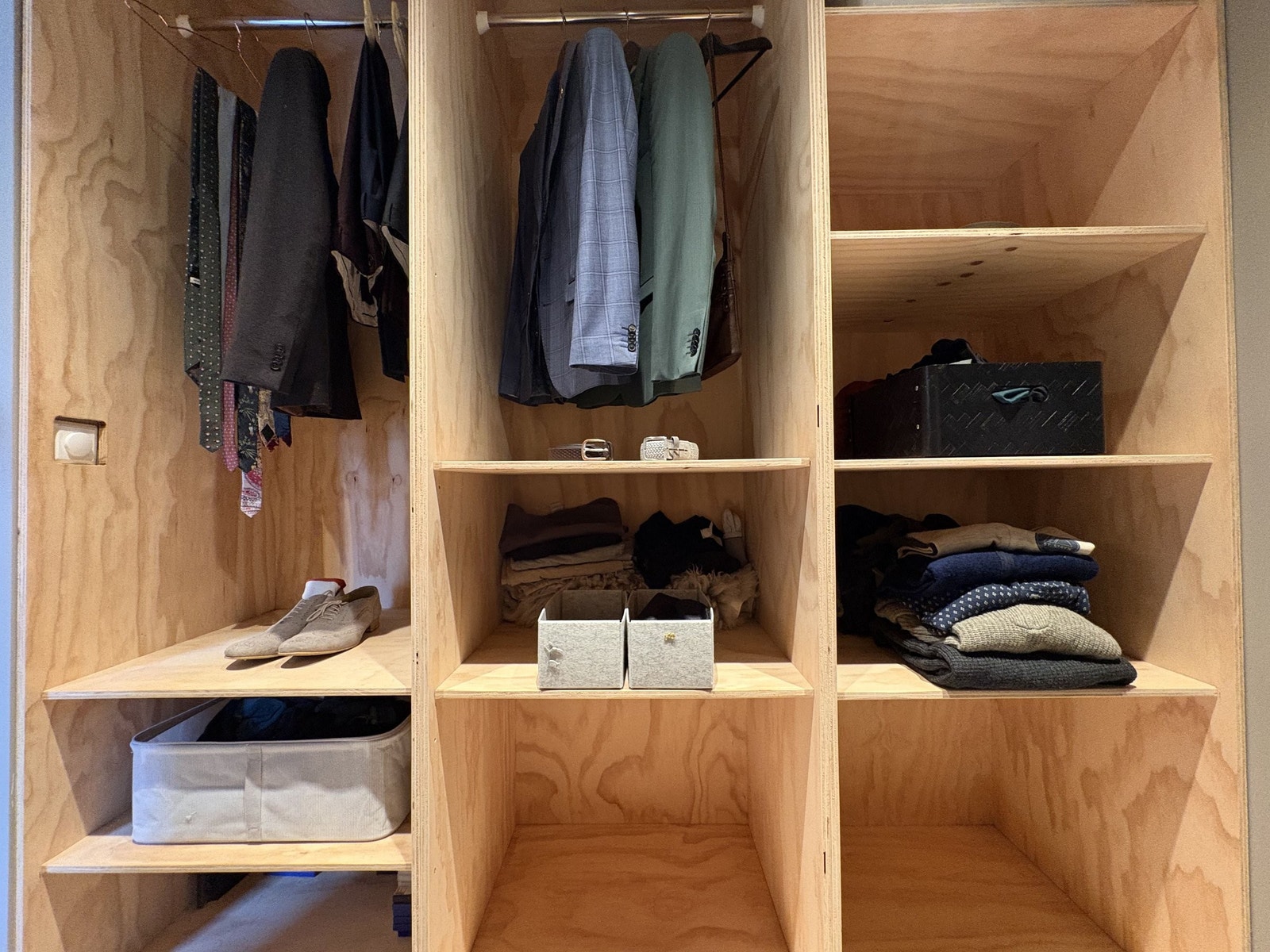 God lagringsplass til alle antrekkene Galleribilde