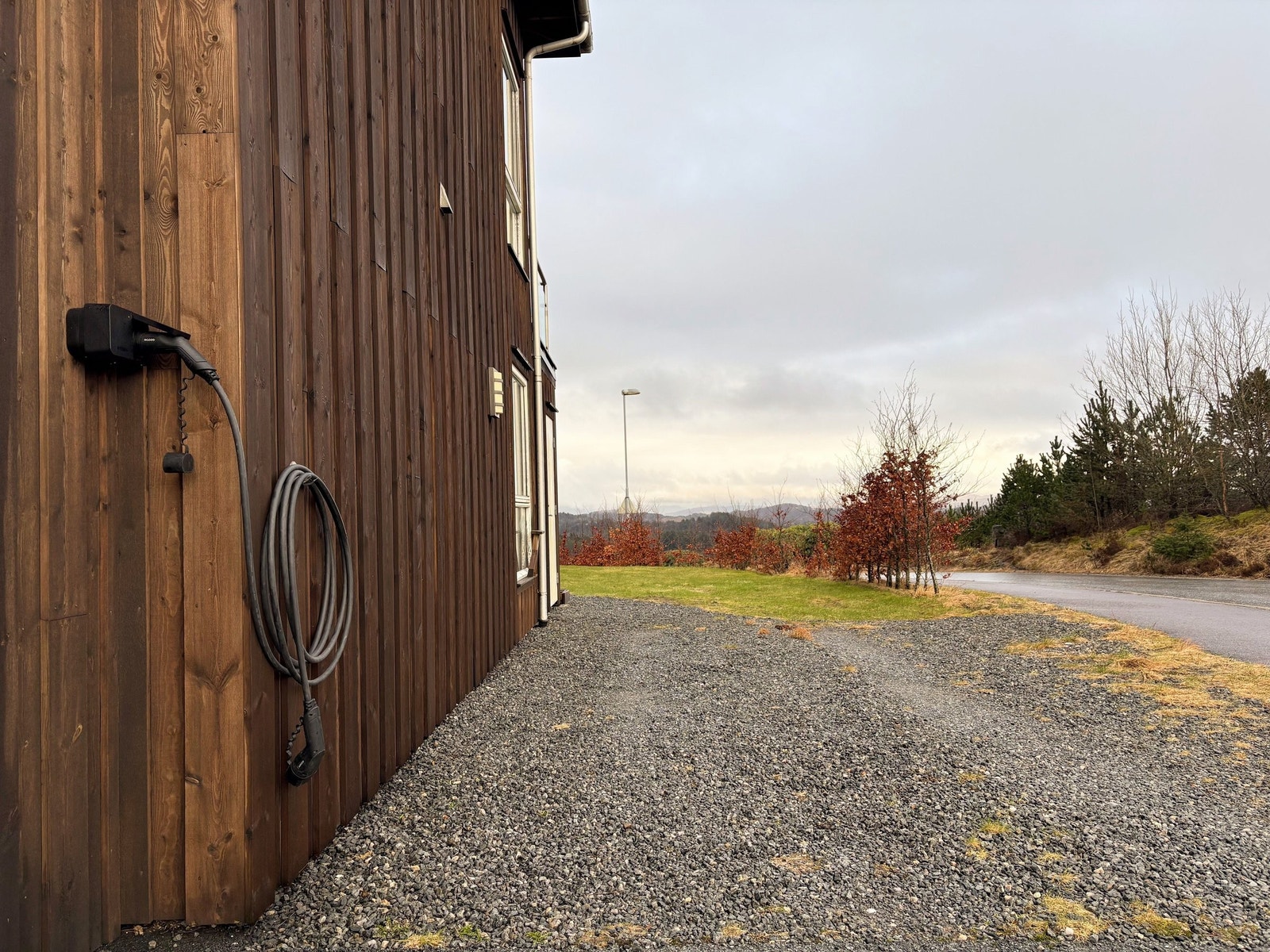 Egen parkeringsplass langs boligen med privat elbillader Galleribilde