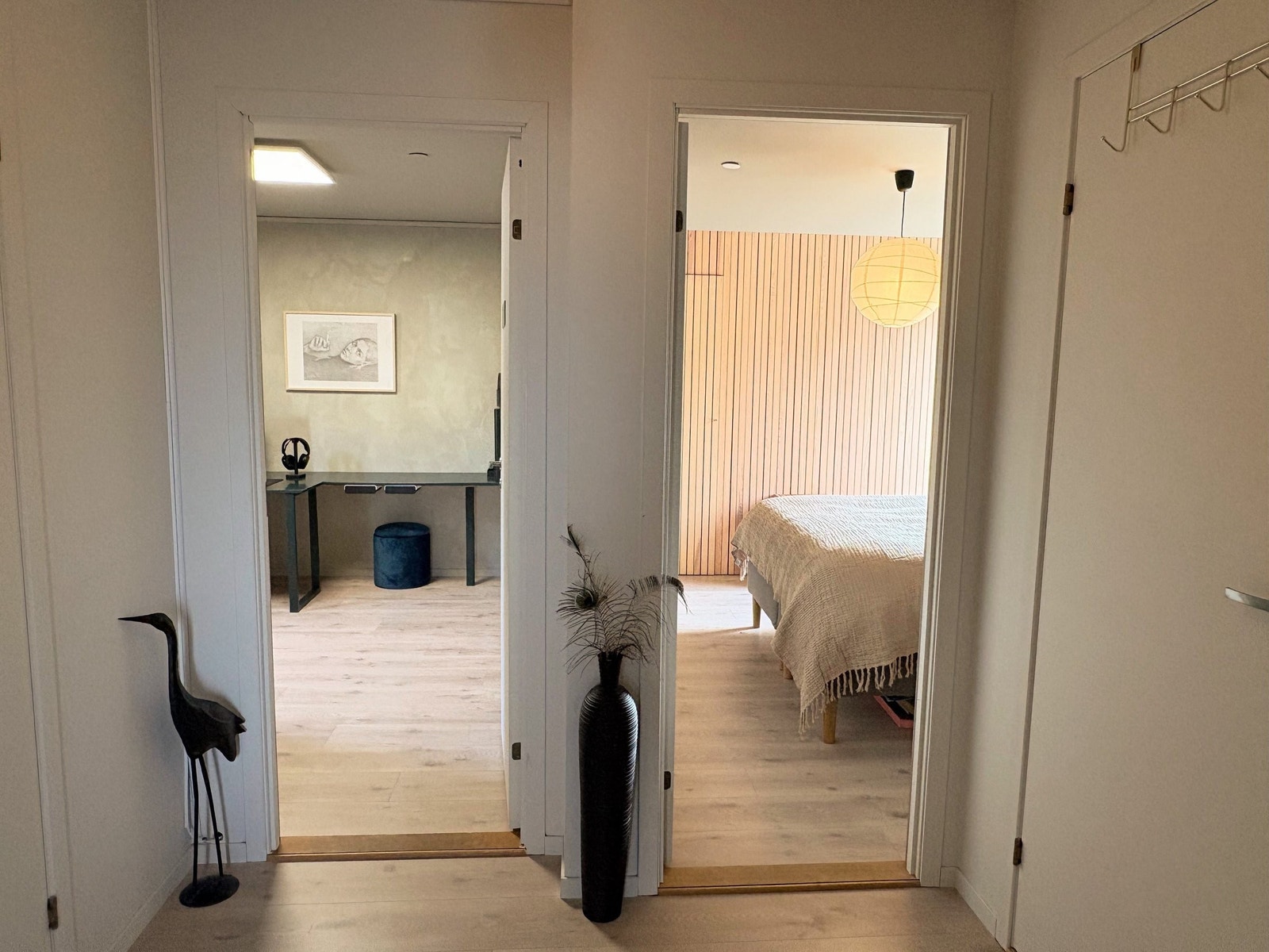 Inngang til boligens to soverom. Det ene soverommet brukes i dag som kontor. Galleribilde