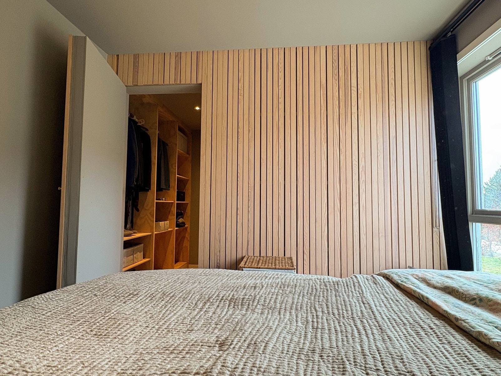 Bak spileveggen finner man soverommets walk-in Galleribilde