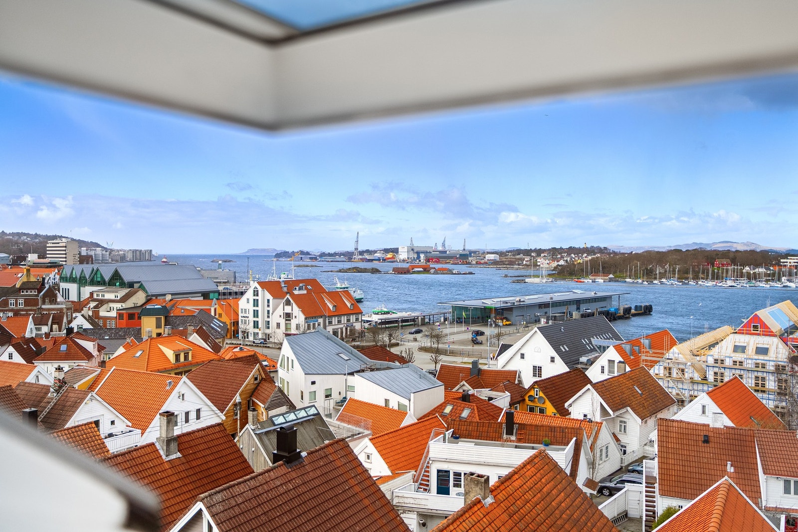 Fra stuen kan man nyte sjeldent flott utsikt mot Byfjorden. Galleribilde