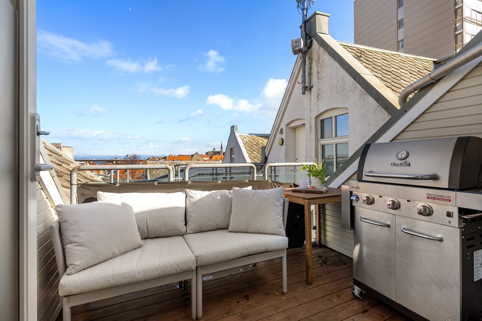 Velkommen til en lekker toppleilighet med flotte kvaliteter midt i hjerte av Stavanger. Galleribilde