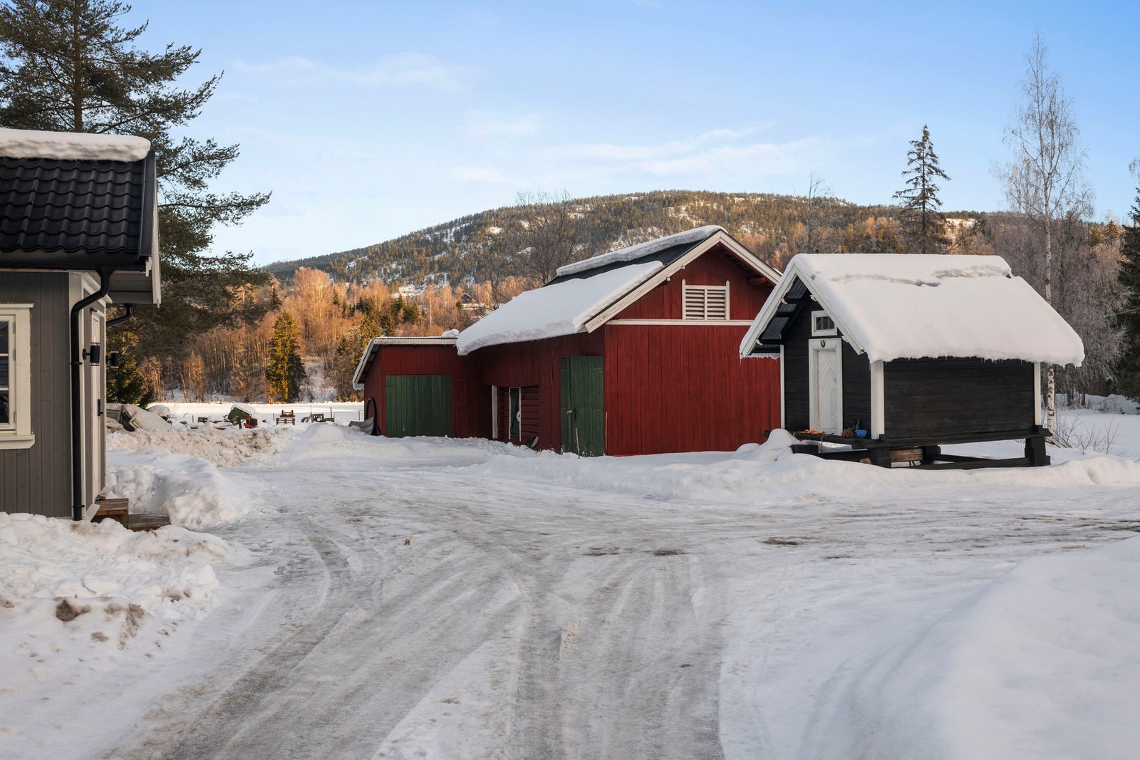 Låven og stabburet er av eldre dato, men er velegnet til lagring Galleribilde