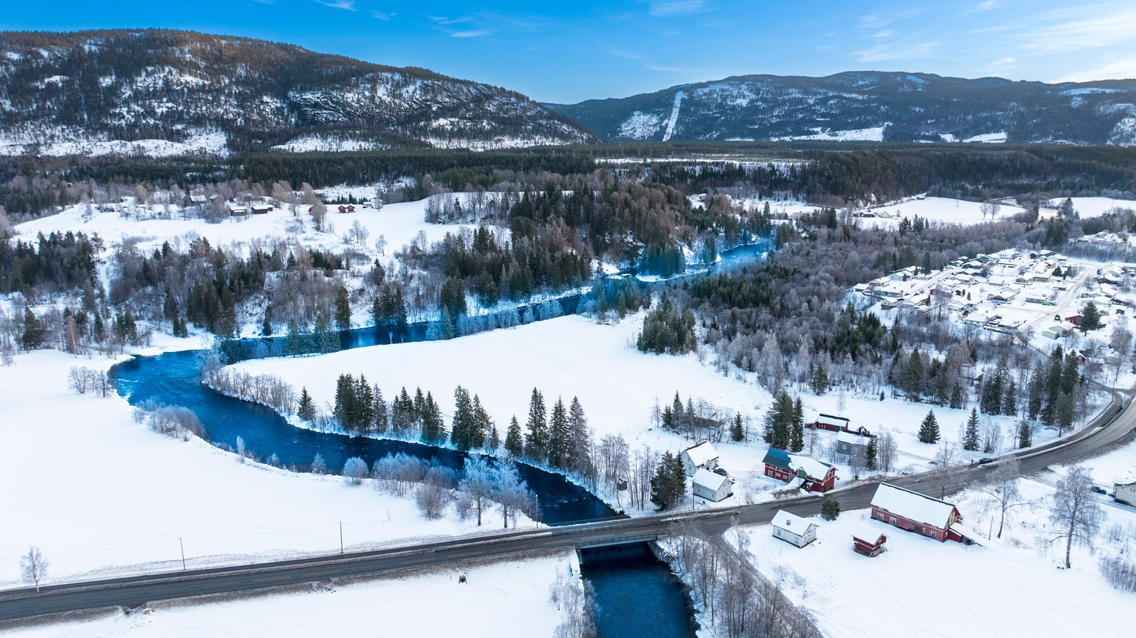 Heddøla renner forbi ikke langt fra eiendommen. Det er matbutikk ca. 700 meter unna og skole ca. 1,9 km unna Galleribilde