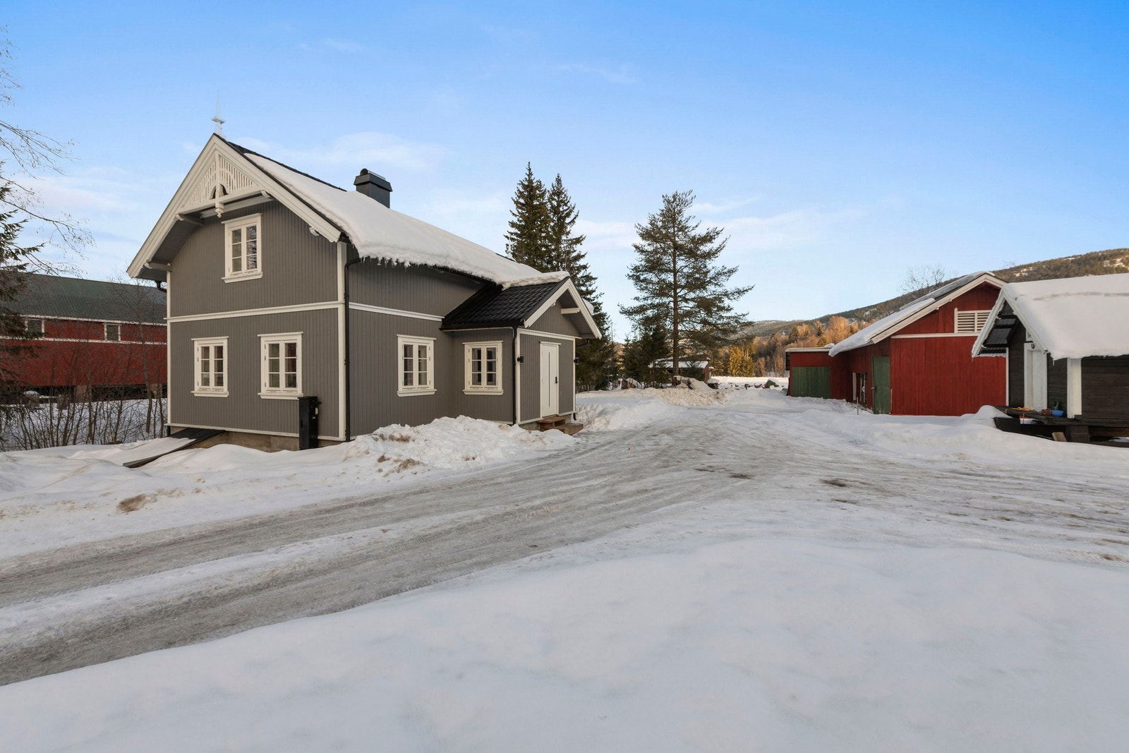 Huset har bla. fått nye vinduer, tilkoblet offentlig vann og avløp, ny drenering, nytt elektrisk anlegg, vann, avløp m.m. Galleribilde