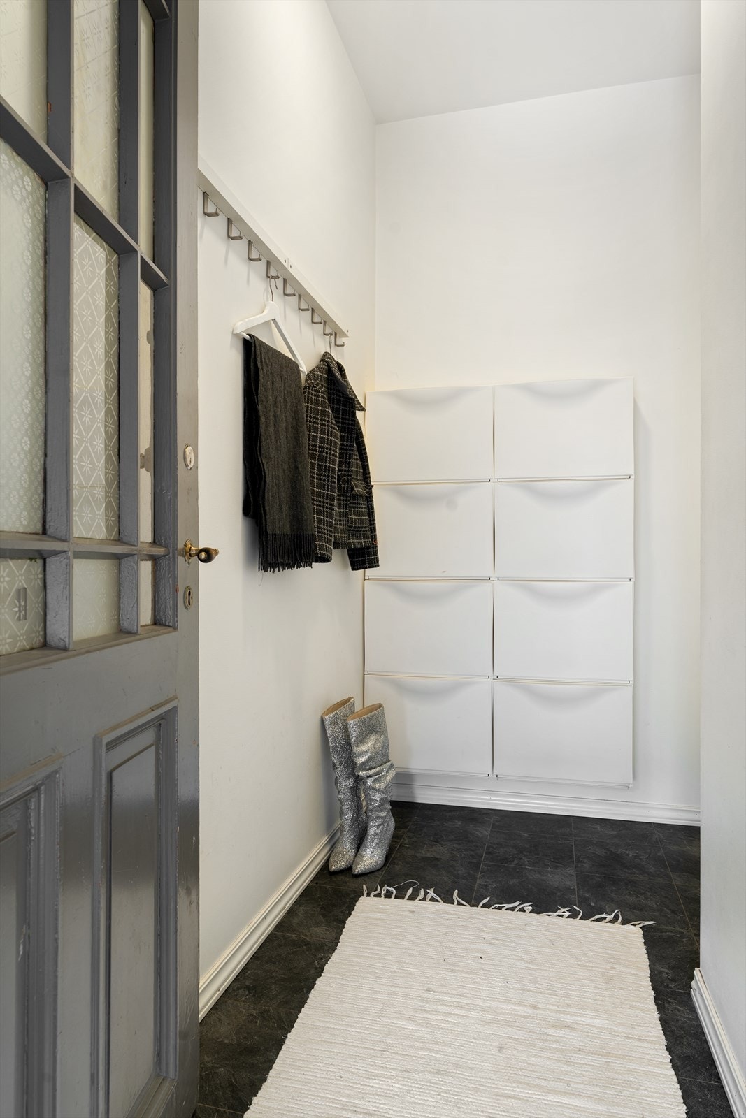 I entréen er det godt med oppbevaringsplass i skoskap, samt oppheng for ytterbekledning. Galleribilde