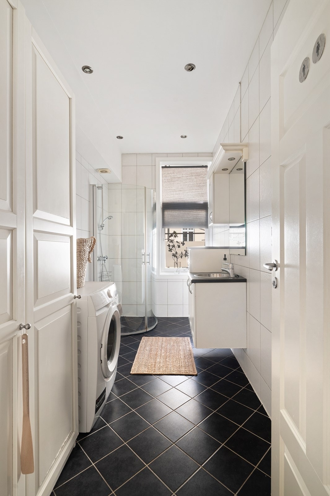 Badet er målt til 6,1 kvm og har flislagte overflater på gulv og vegger. Galleribilde