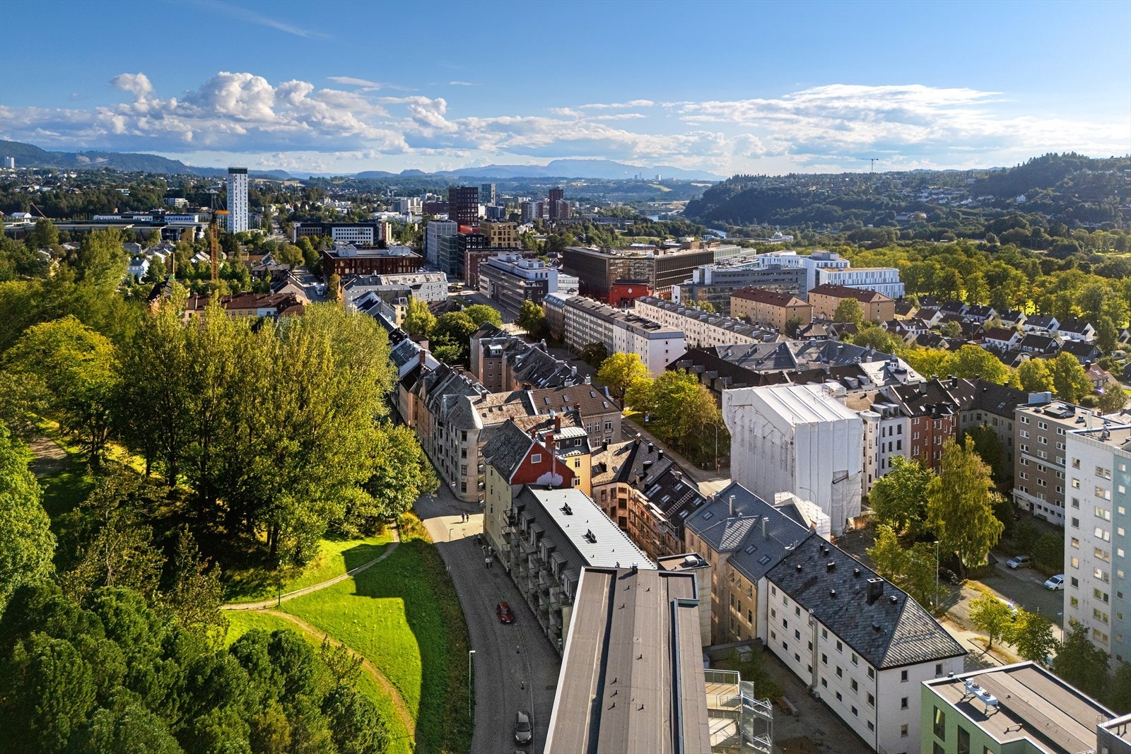 Her bor man med nærhet til de fleste fasiliteter man har behov for i hverdagen, og med dagligvarebutikkene, Bunnpris Gourmet og Coop Extra like ved. Galleribilde