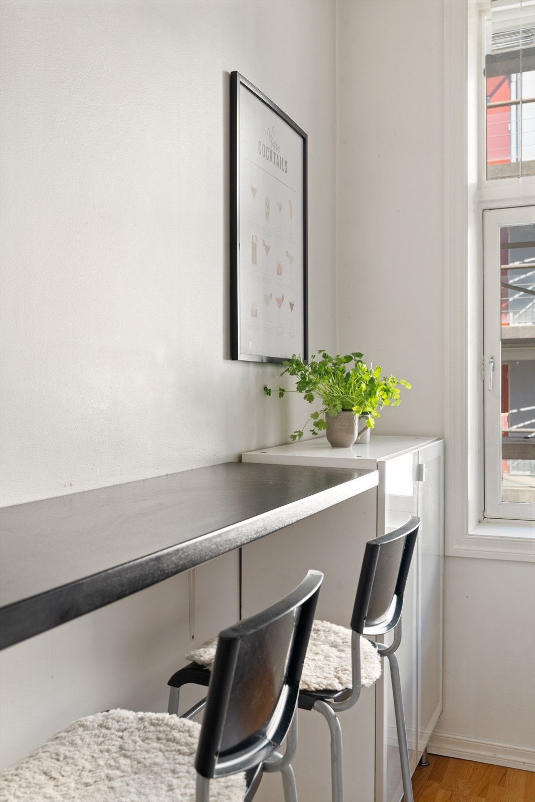 Av integrert utstyr er det stekeovn, platetopp og oppvaskmaskin. På kjøkkenet er det også etablert en koselig spiseplass. Galleribilde