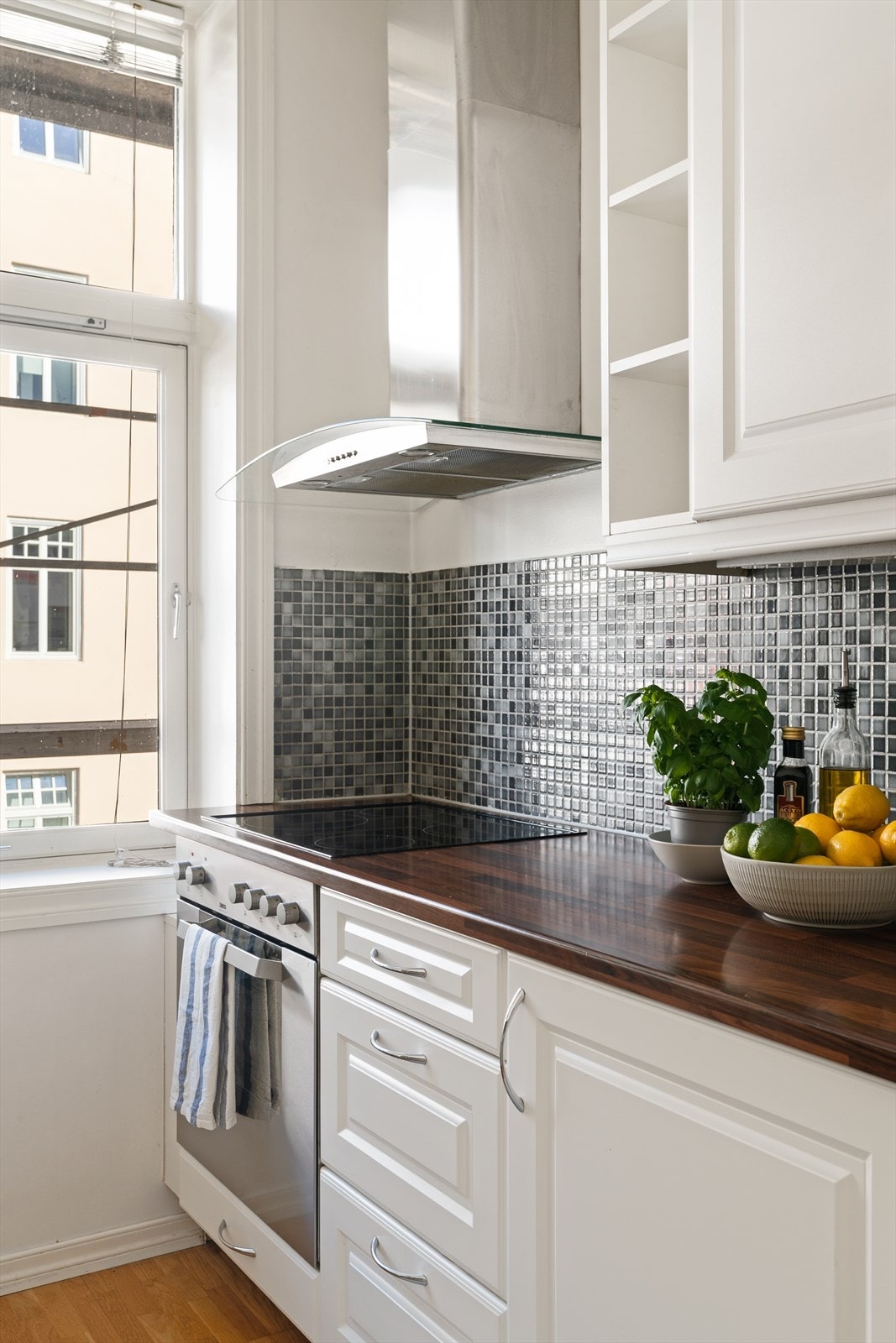 Her har man godt med oppbevaringsplass i både over- og underskap. Det er lagt mosaikkfliser over benkeplatene som står i fin kontrast med det øvrige i rommet. Galleribilde