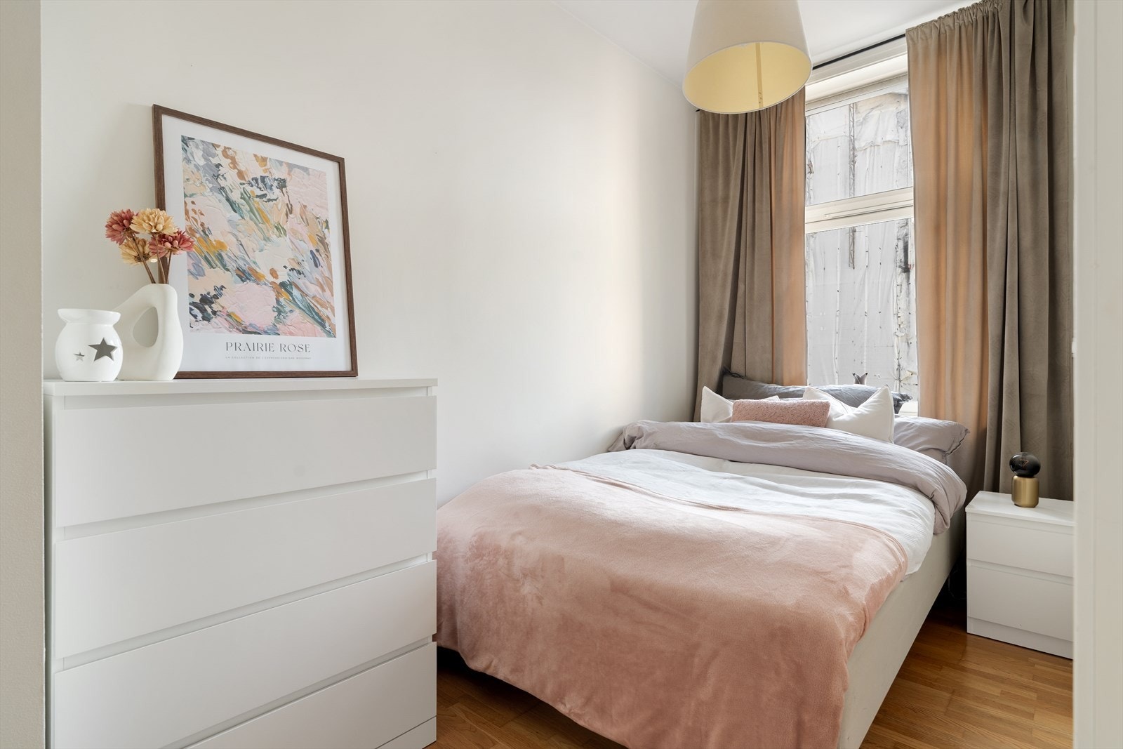 Leiligheten har tre romslige soverom på henholdsvis 7,4, 9,3 og 13,6 kvm. Galleribilde