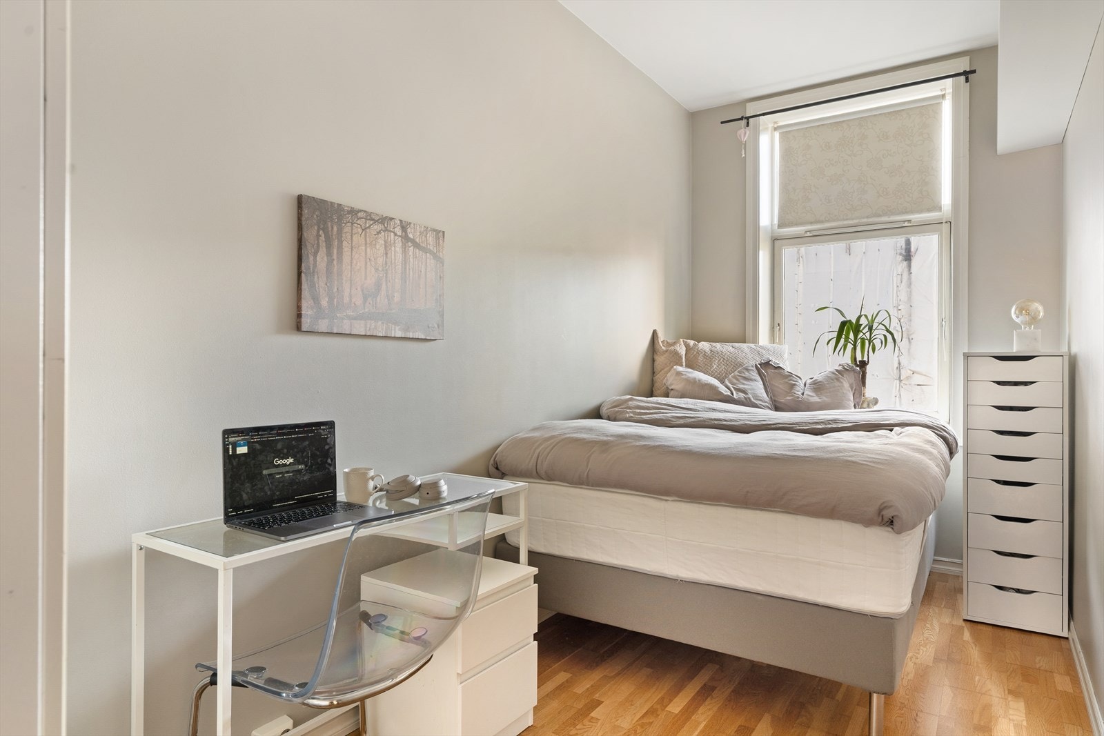 Alle rommene har god plass til dobbeltseng, garderobeløsninger og øvrig soveromsmøblement. Det er godt med lagringsplass i 2 eksterne boder. Galleribilde