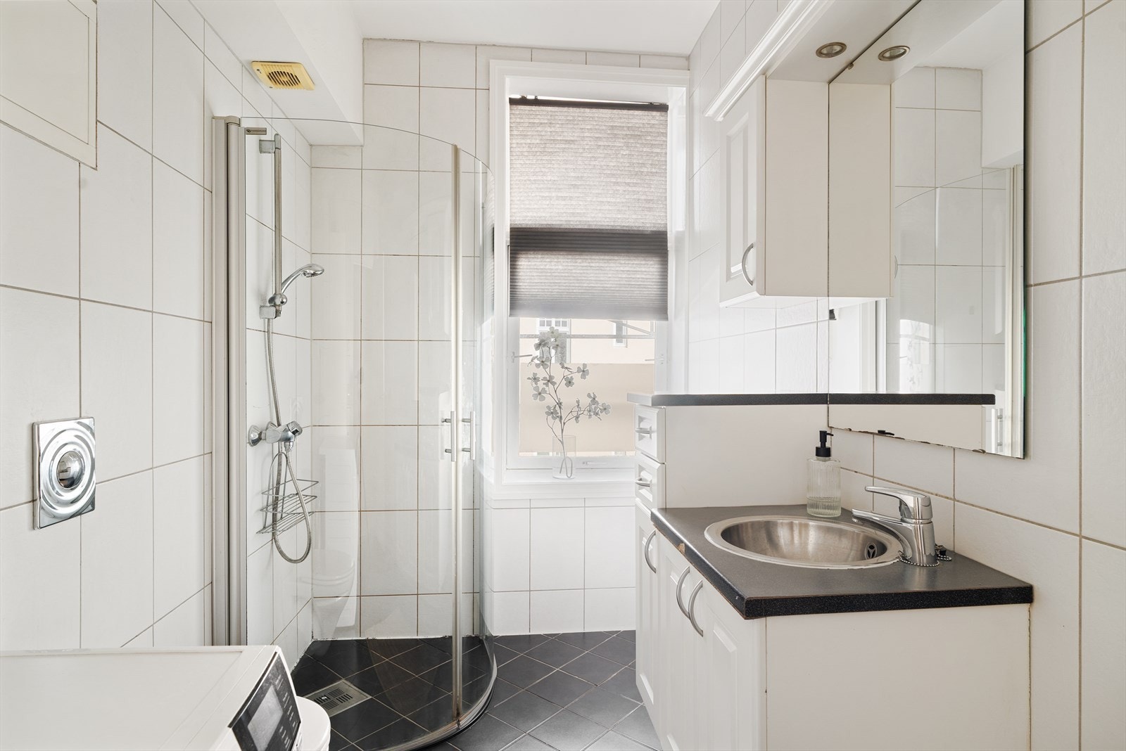 Baderomsinnredningen består av nedfelt servant med underskap. Man har også ytterligere oppbevaringsplass i vegghengte skap og skuffer. Galleribilde