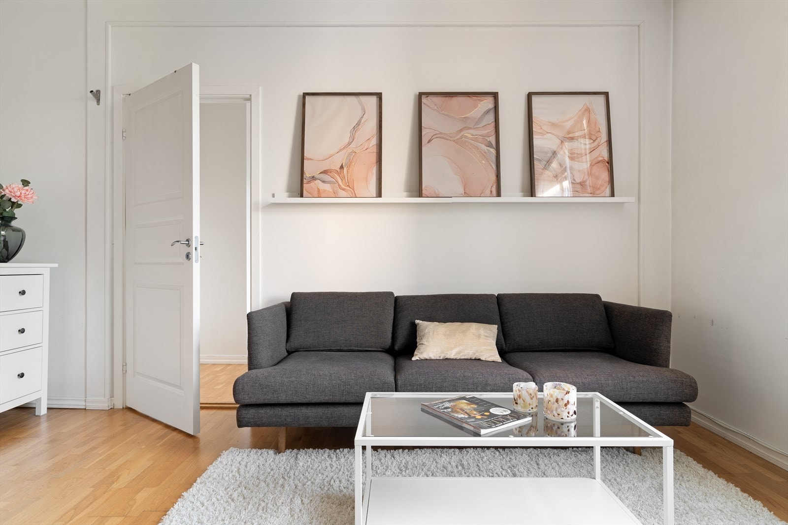 Hele boligen, med unntak av entré og bad, har parkett på gulv og lyse farger på veggene, noe som gjør det enkelt å supplere med egne møbler og tekstiler. Galleribilde