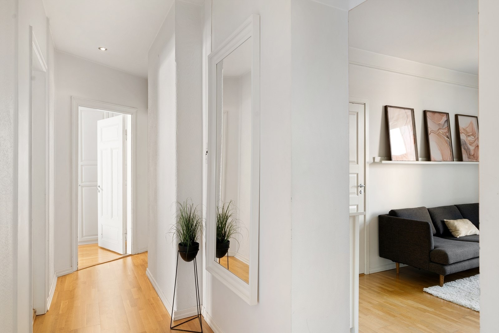 Fra entréen kommer man inn til en større gang, med hendig adkomst til boligens øvrige rom bestående av stue, kjøkken, bad og tre soverom. Galleribilde
