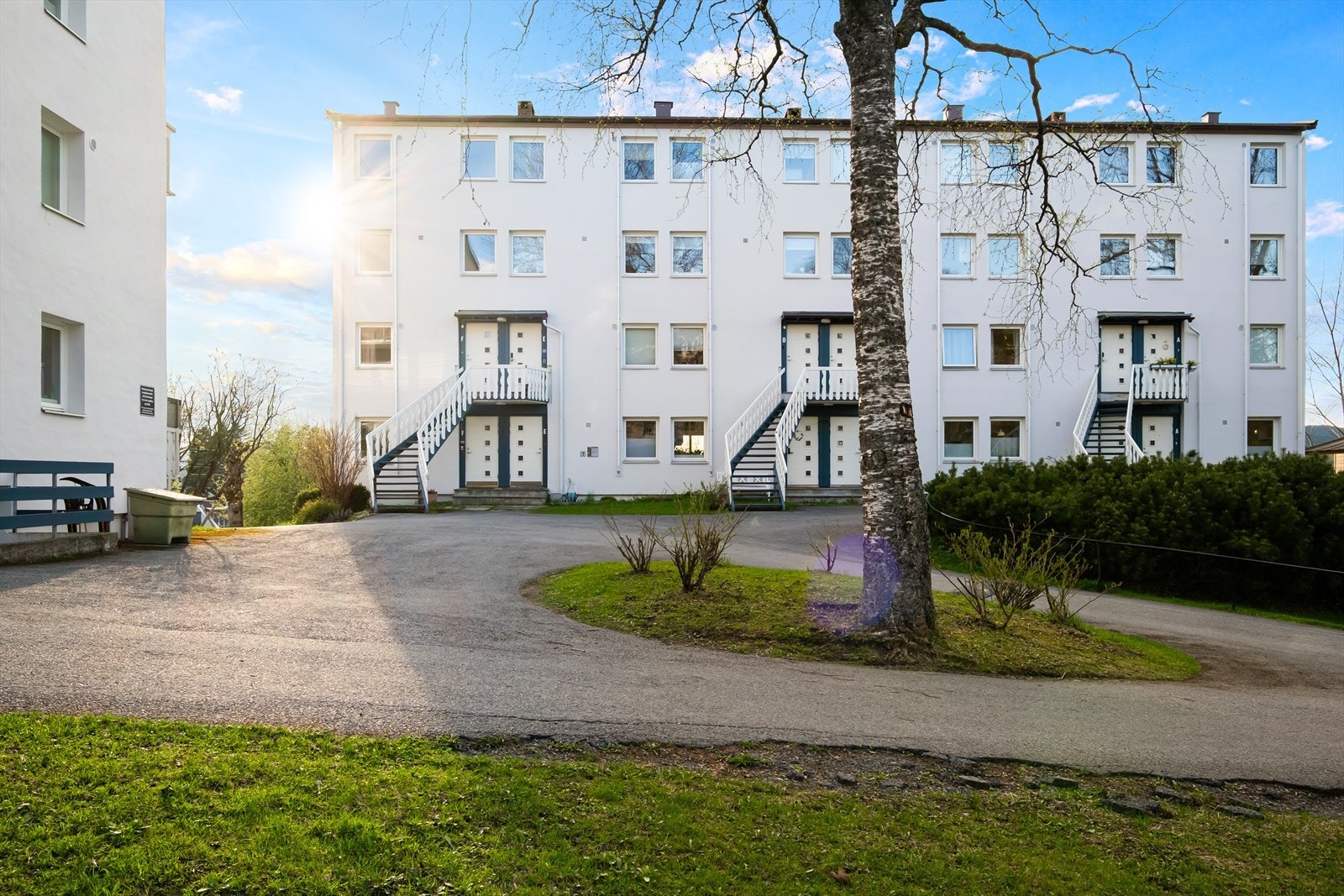 Beliggenheten er både sentral og barnevennlig, med kort vei til t-bane, buss, skoler, barnehager, butikker, treningssenter og flotte turområder Galleribilde