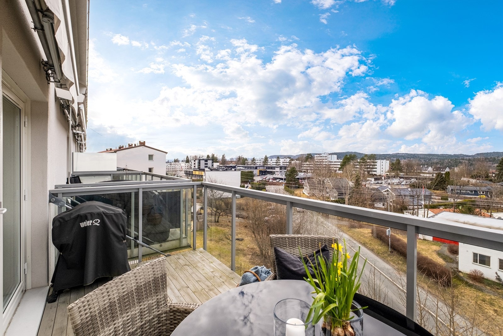 Balkong som gir en hyggelig forlengelse av oppholdsrommet i sommerhalvåret, med plass til sitteplass og utsikt mot blant annet Holmenkollen og Fossum Galleribilde