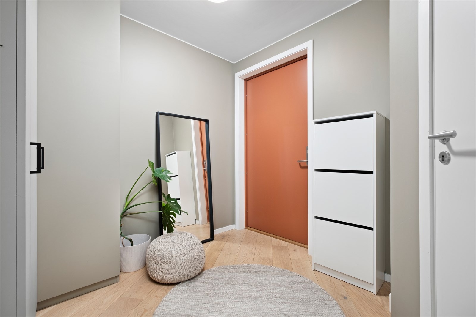 Entréen er på 5,5m² og har en god utforming som gir plass til både garderobe og kommode Galleribilde