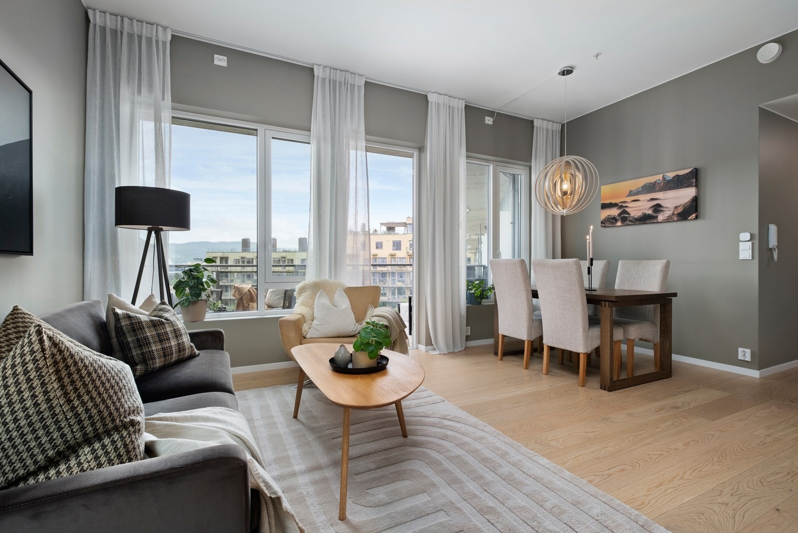 Leiligheten har en smart utforming og et delikat utseende. Rikelig med lysinnslipp fra store vinduer på stuen gir en flott atmosfære Galleribilde