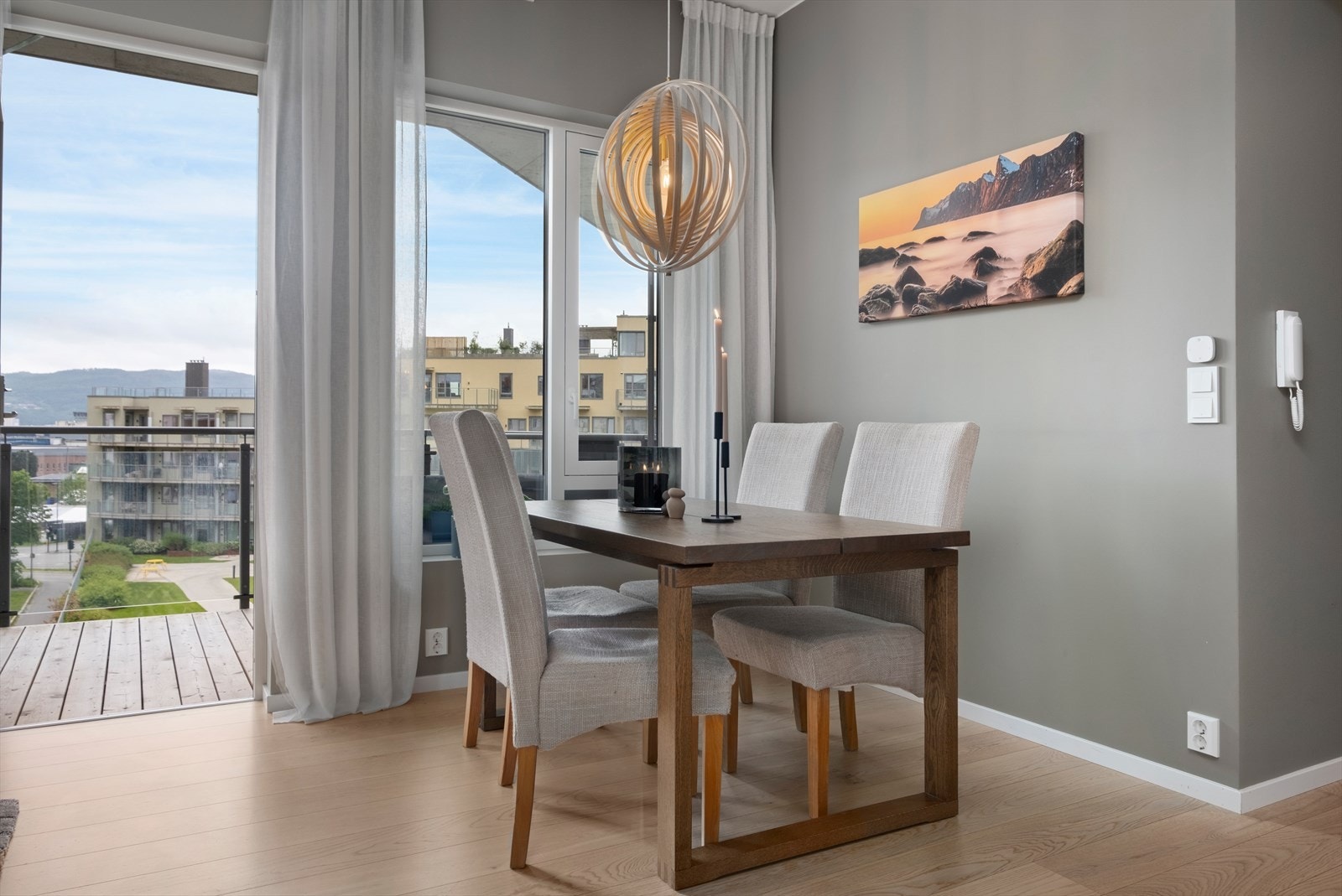 Den romslige løsningen byr på rikelig med plass til danning av spisestue. Galleribilde