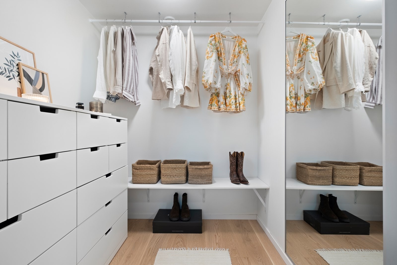 Walk-in closet er på 4m² og byr på en praktisk og skjermet oppbevaring av klær og sko. Galleribilde