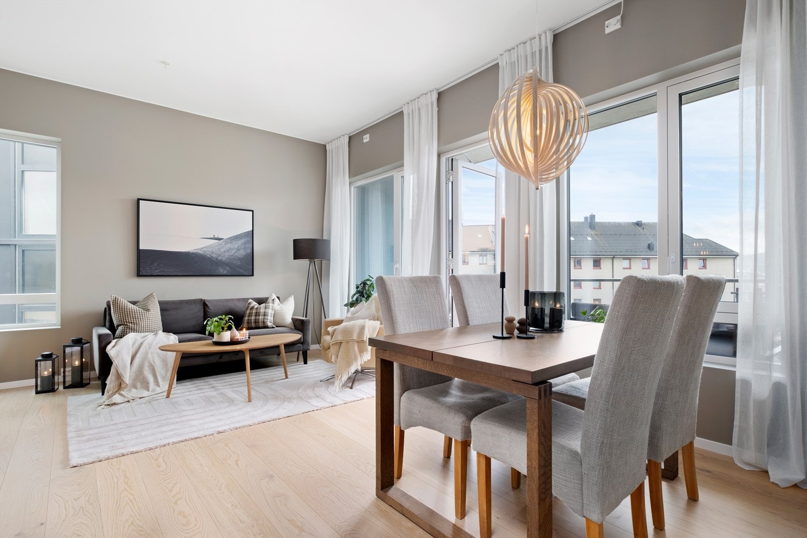 Velkommen til Stjørdalsveien 3M - en moderne og stilren 3-roms selveierleilighet på 73m² beliggende på enden av byggets 4. etasje. Foto: Michael Nøstvik Eid Galleribilde