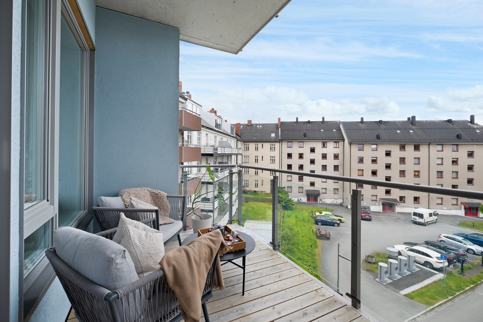 Leiligheten varmes opp via fjernvarme og har balansert ventilasjon. Dette gir et behagelig og forutsigbart inneklima Galleribilde