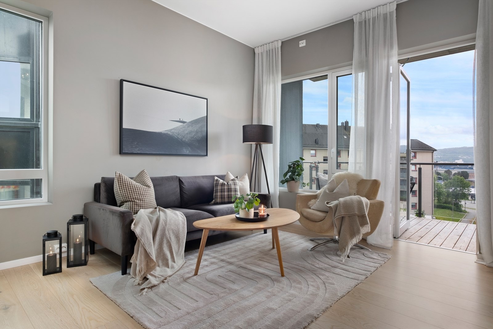 Stue/ kjøkken ligger i åpen løsning på totalt 27m². Galleribilde