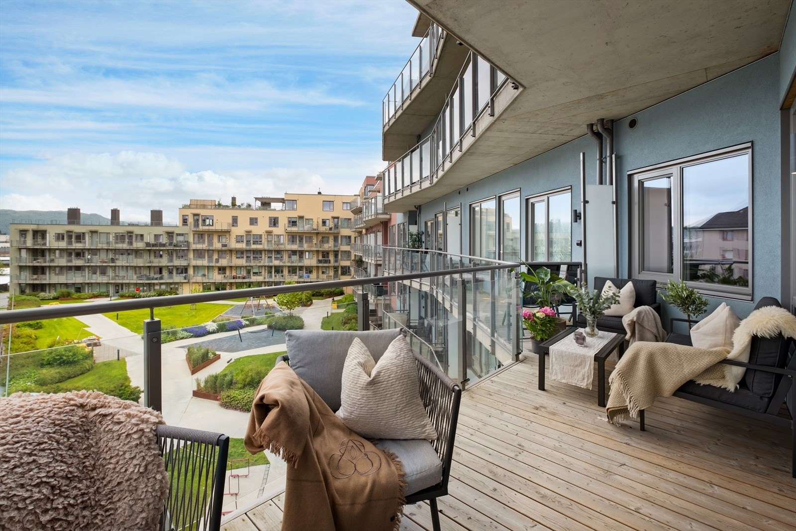 Fra stuen har utgang til egen sørvestvendt, romslig balkong med herlige solforhold! Galleribilde