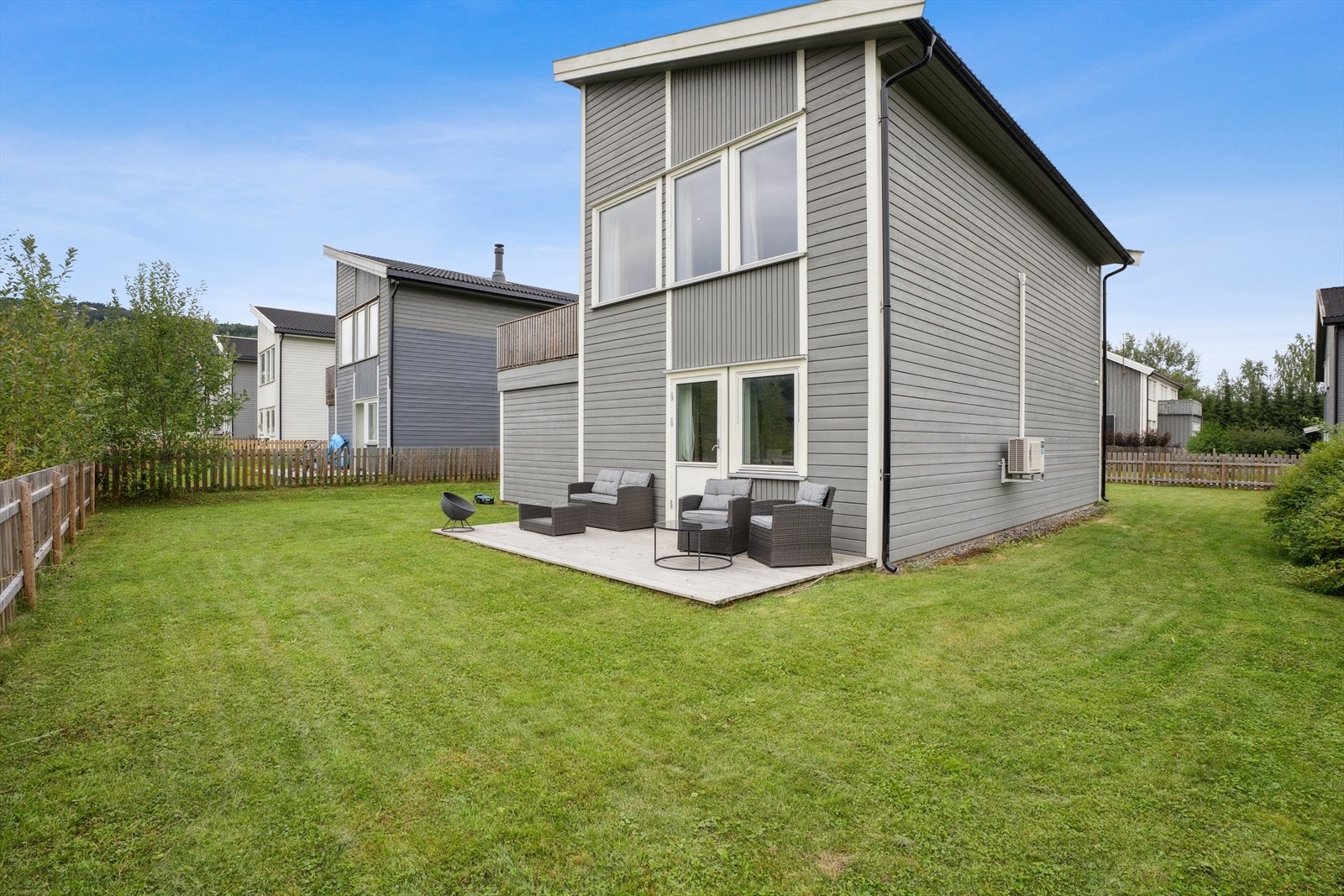 Uteområdet er pent opparbeidet og inngjerdet. Galleribilde