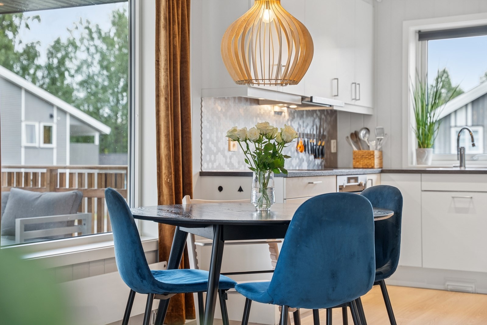 Kjøkkenet har plass til spisebord. Galleribilde