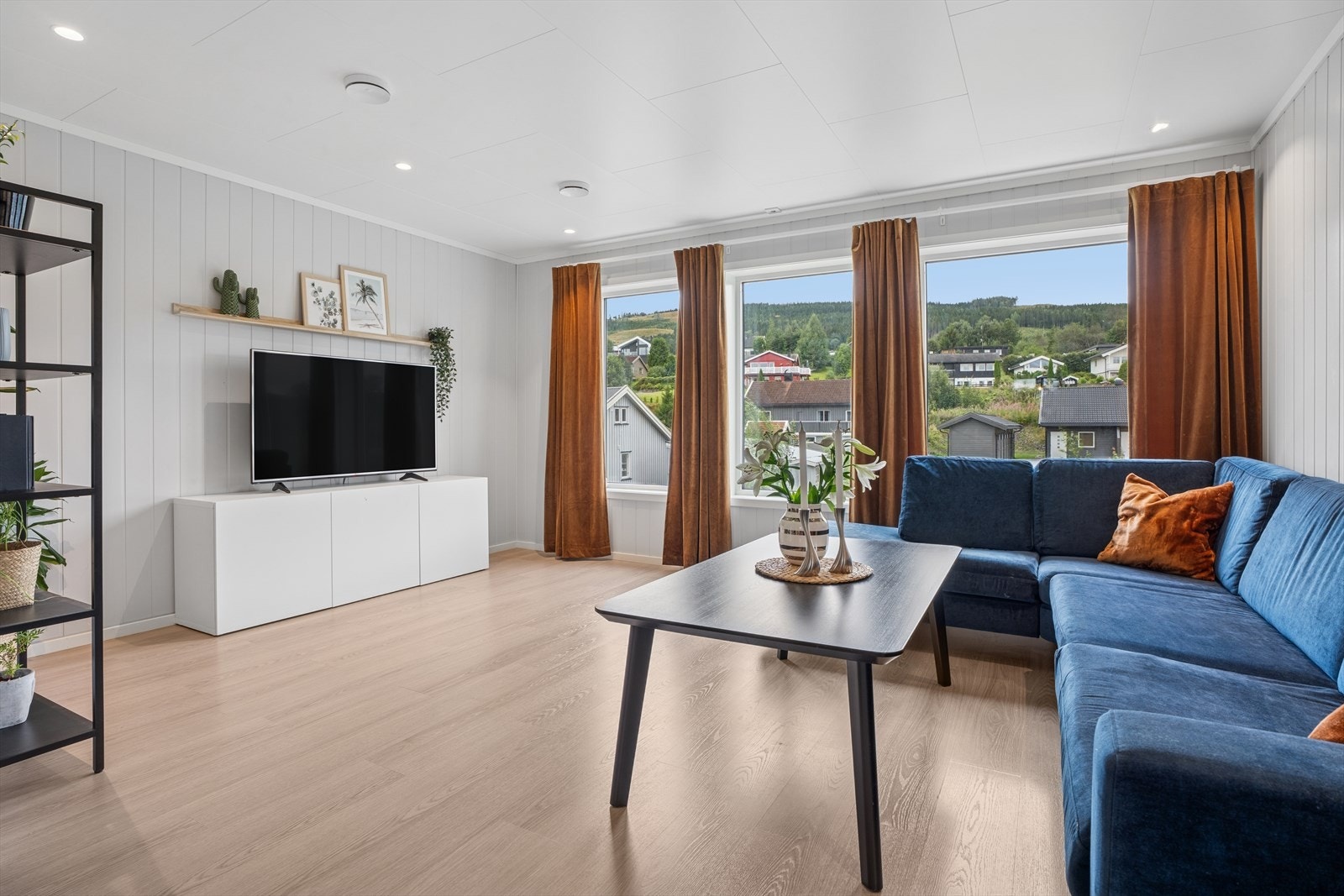 Lys og luftig stue med store vindusflater som slipper inn godt med naturlig lys. Galleribilde