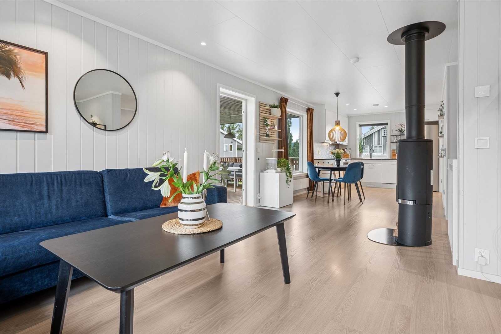 I overgang inn til kjøkkenet er det utgang til veranda. Galleribilde