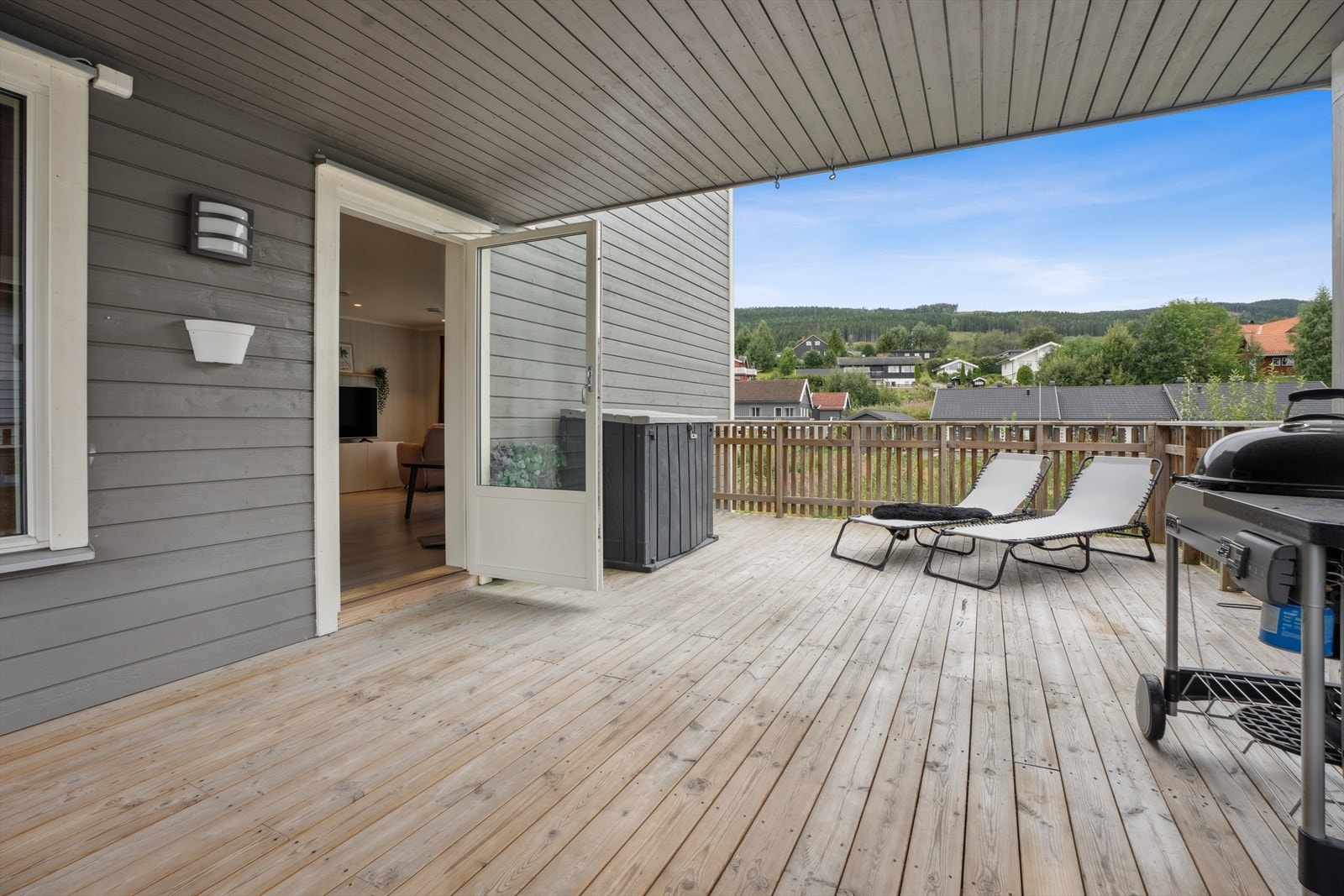 Stor overbygget veranda med god plass til flere sittegrupper og grill. Galleribilde