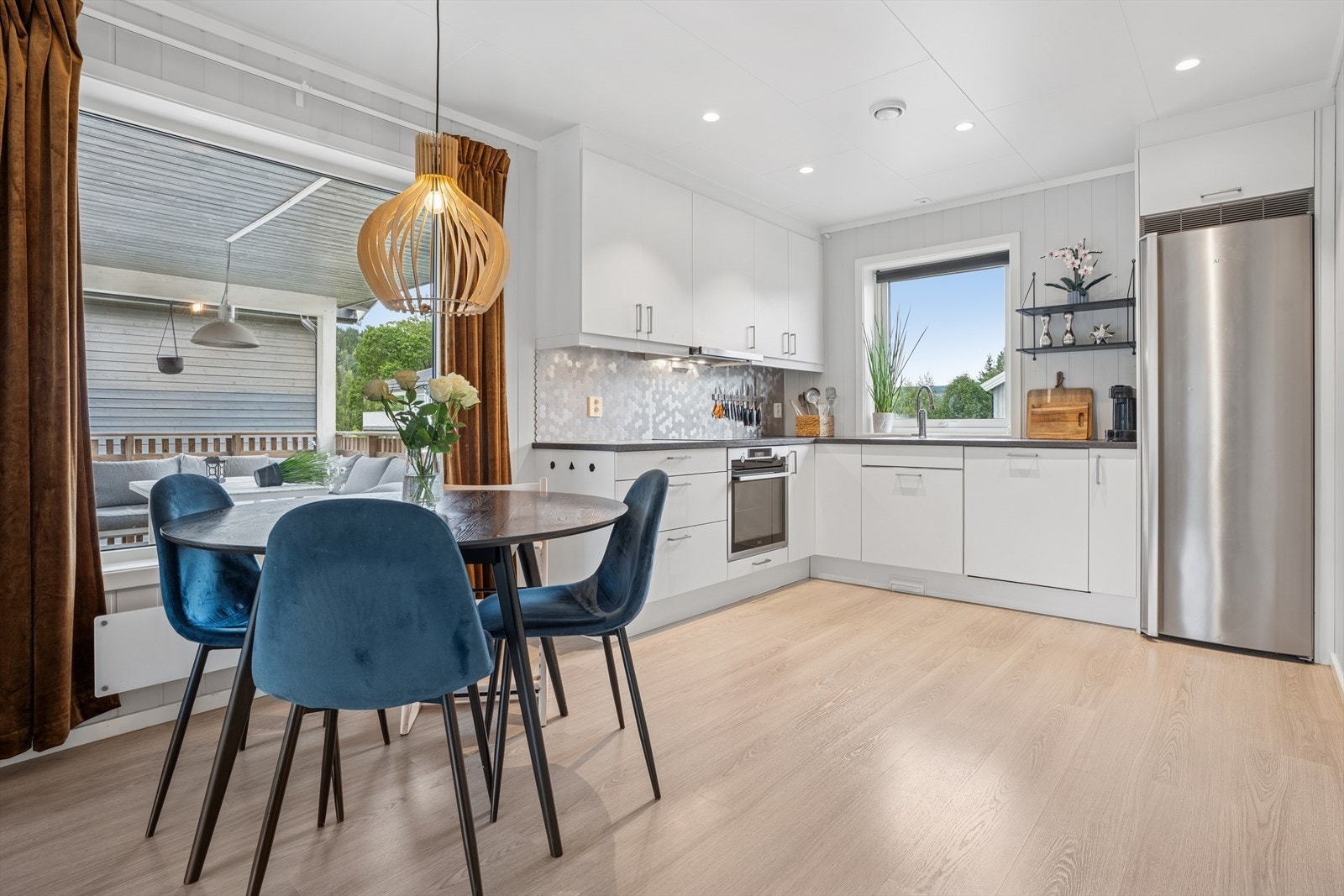 Kjøkken ligger i åpen løsning med stuen, men likevel tilbaketrukket. Galleribilde