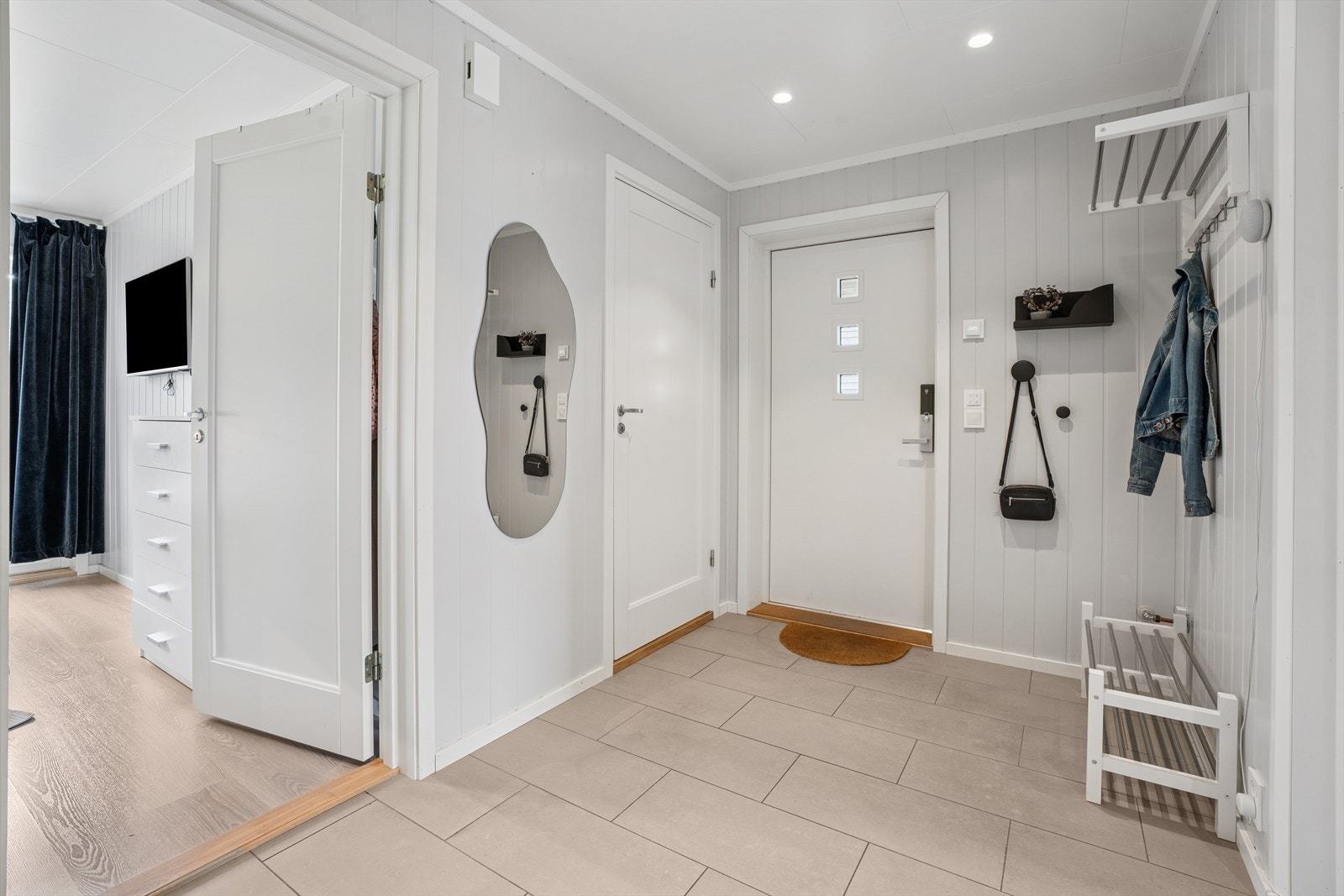 Velkommen inn! Her er det god plass til å henge fra seg ytterklær eller installere garderobeskap om man skulle ønske det. Galleribilde