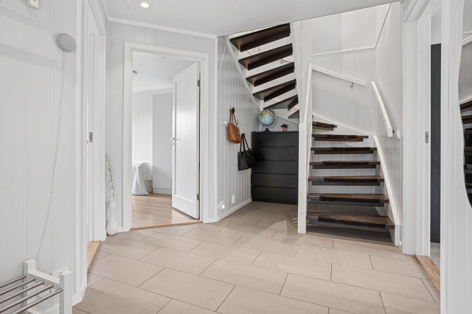 Det er flislagt gulv med varmekabler. Galleribilde