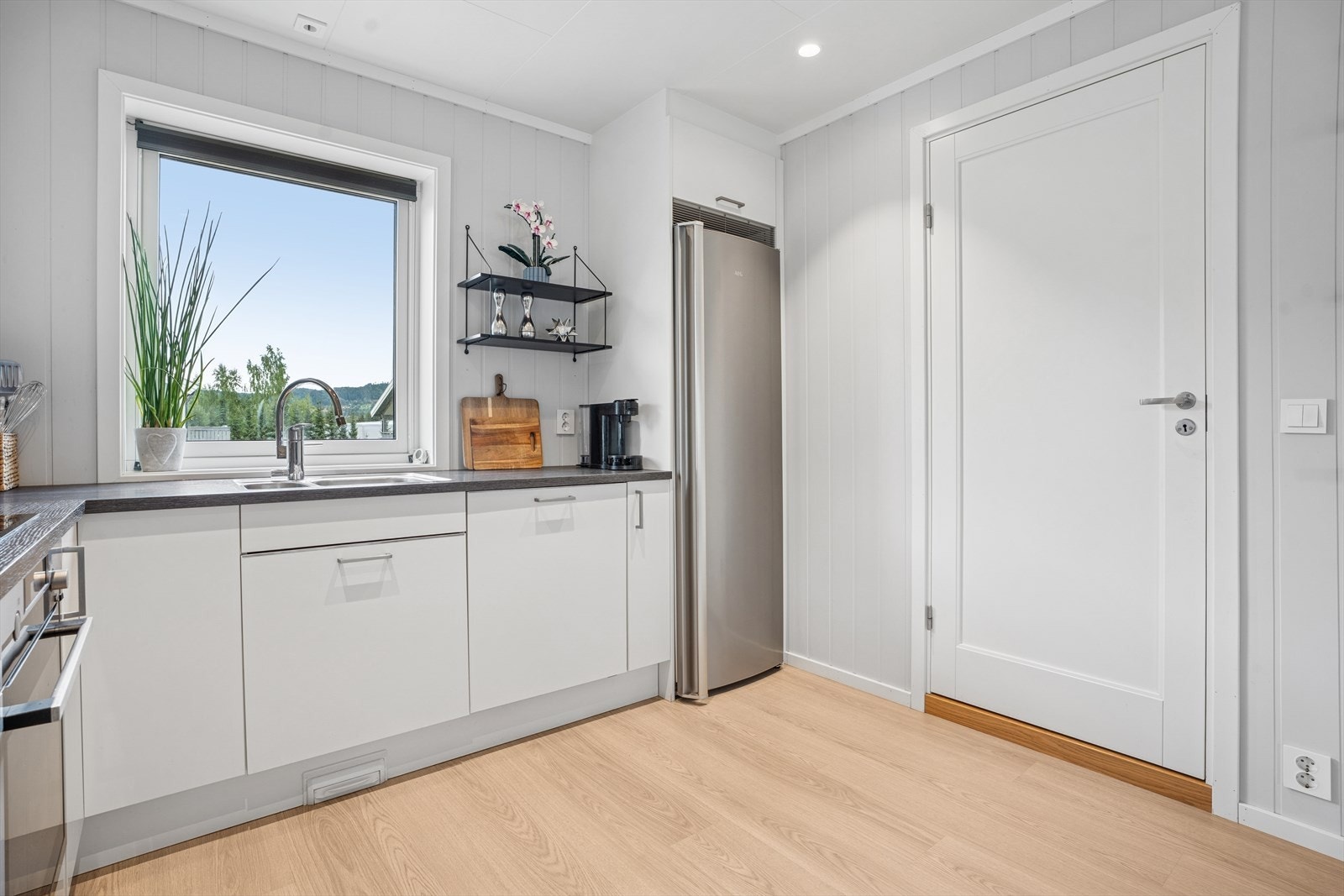 idere er kjøkkenet utstyrt med integrerte hvitevarer slik som steketopp, komfyr og oppvaskmaskin, samt plass til frittstående kjøleskap. Galleribilde