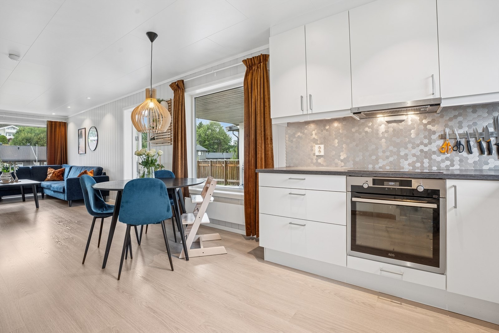 Kjøkkenet er praktisk innredet og har godt med skap- og benkeplass. Galleribilde