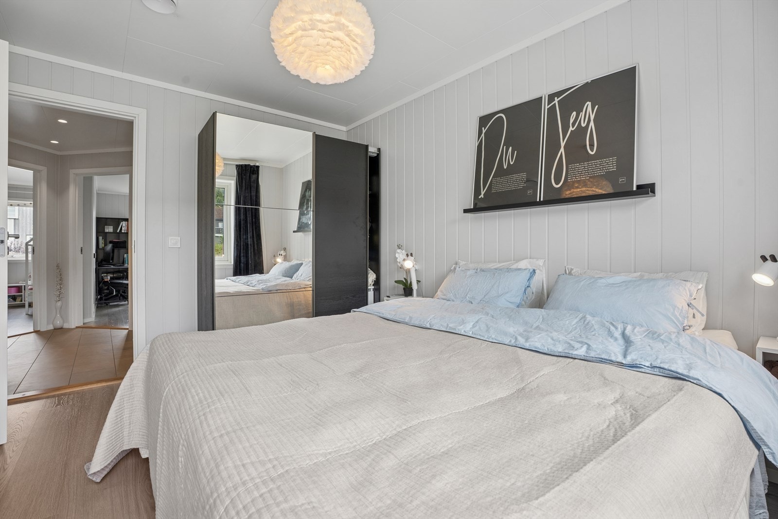 Oppbevaring av klær gjøres i medfølgende skyvedørsgarderobe med speilfront. Galleribilde