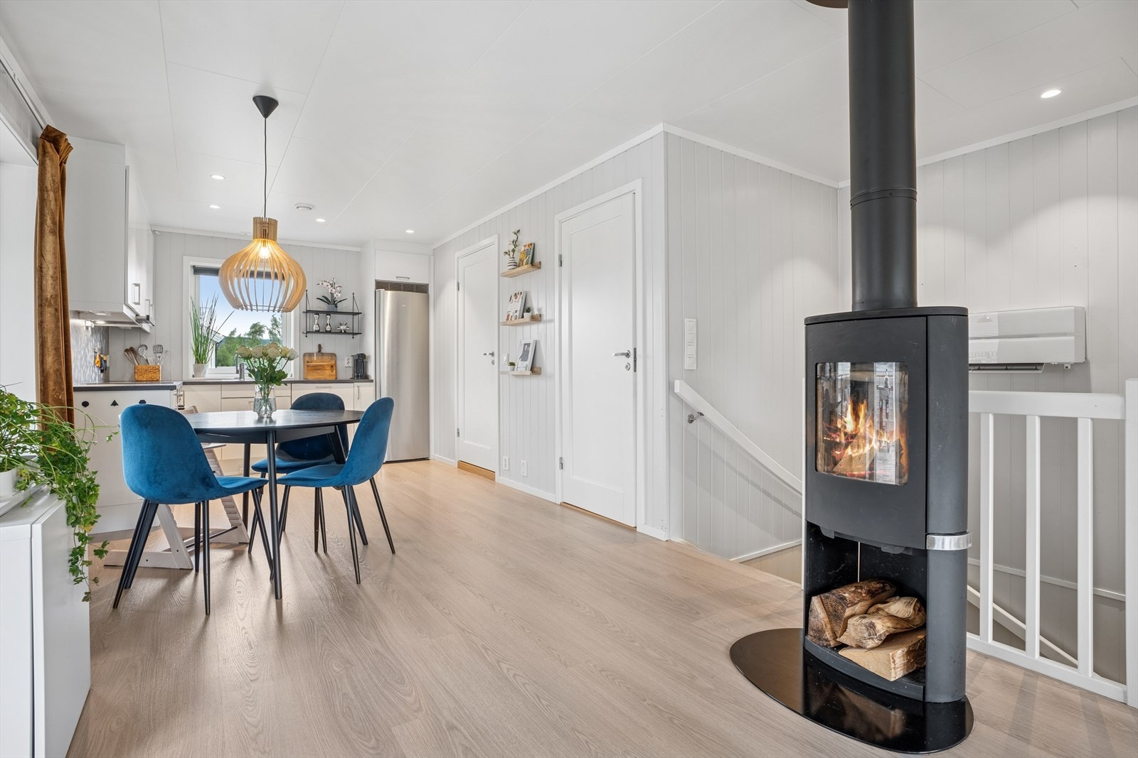 Stuen har også peisovn som bidrar til hygge og varme på kalde høst- og vinterdager/kvelder. Galleribilde