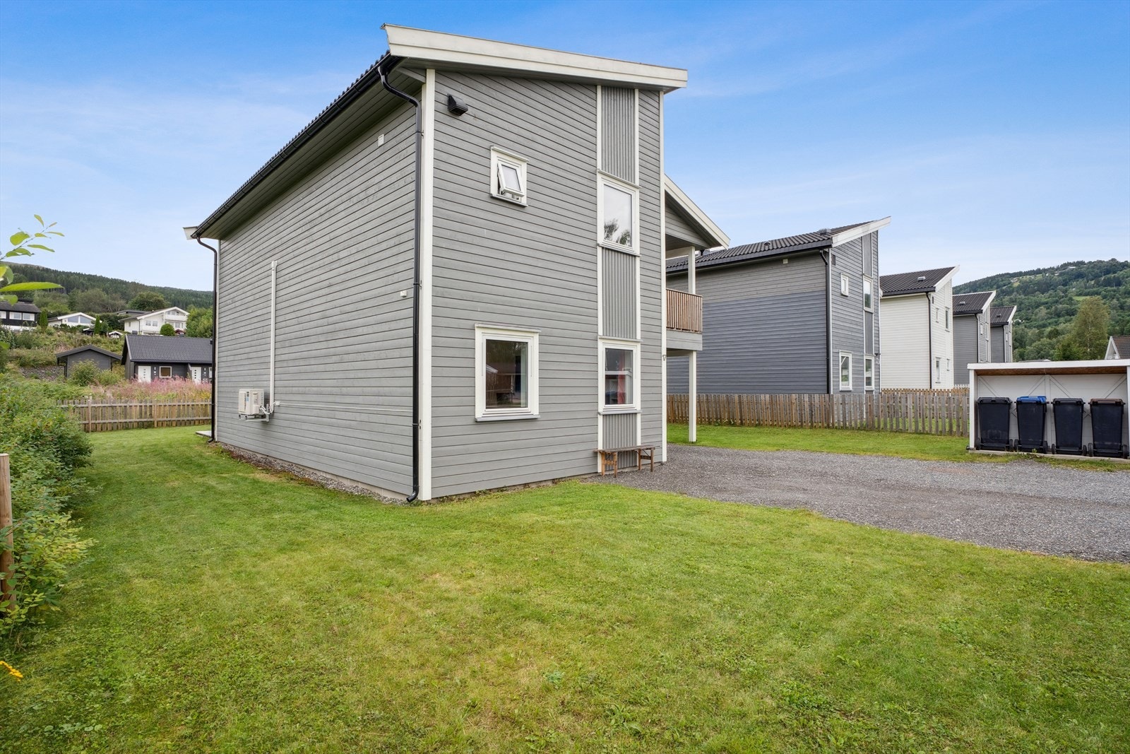 Parkering i carport og på gårdsplass. Det er også utvendig bod på 7 kvm i tilknytning til inngangspartiet. Galleribilde