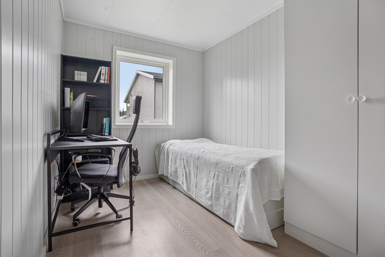 De passer fint som barnerom, gjesterom eller kontor. Et av rommene har medfølgende garderobeskap. Galleribilde