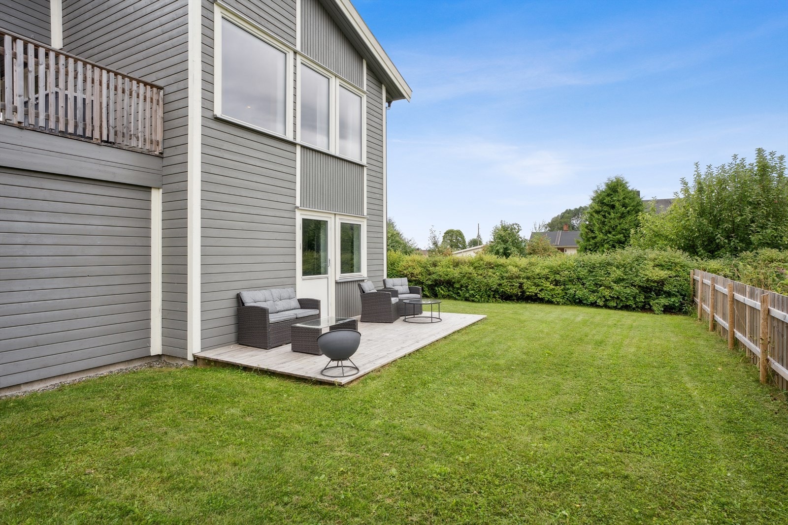 Fra hovesoverommet er det tilgang til marketerrasse og gressplen. Galleribilde