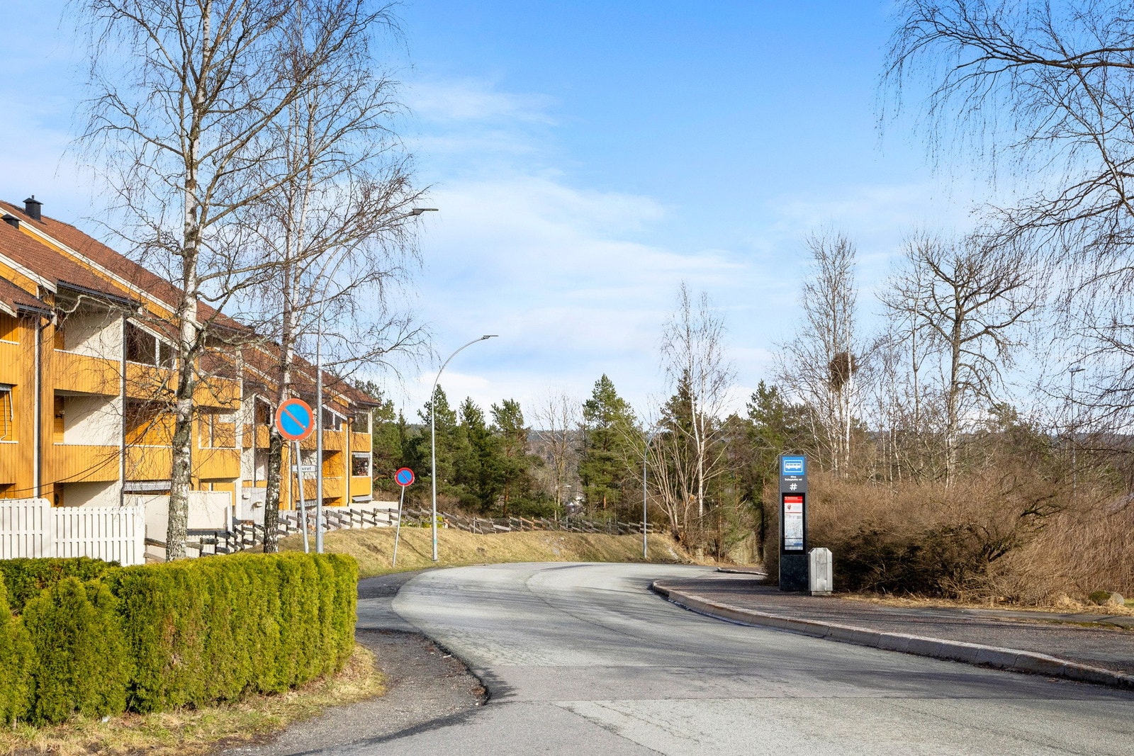 Det er ca. 2 min til bussholdeplassen med hyppige avganger til Mortensrud og videre forbindelse til sentrum. Galleribilde