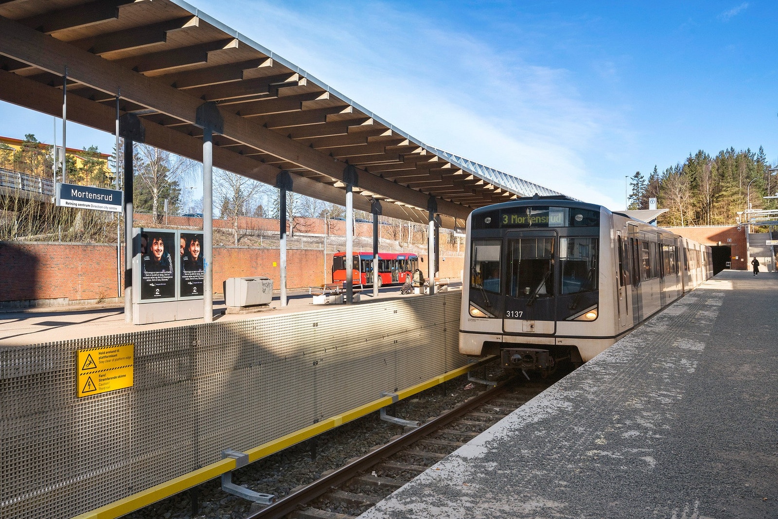 Nærmeste t-bane er Mortensrud t-bane. Det tar ca. 8 minutter med buss til banen. Galleribilde