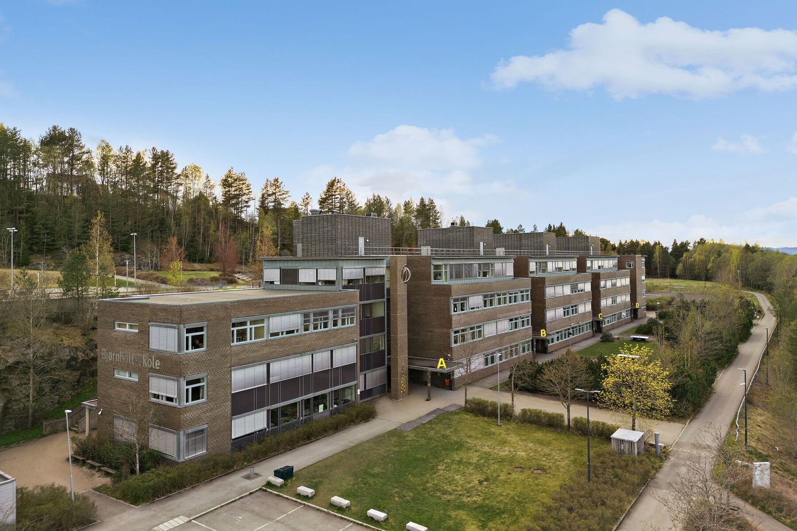 Boligen sokner til Seterbråten skole (1-7.kl) og Bjørnholt skole (8-10.kl). Galleribilde