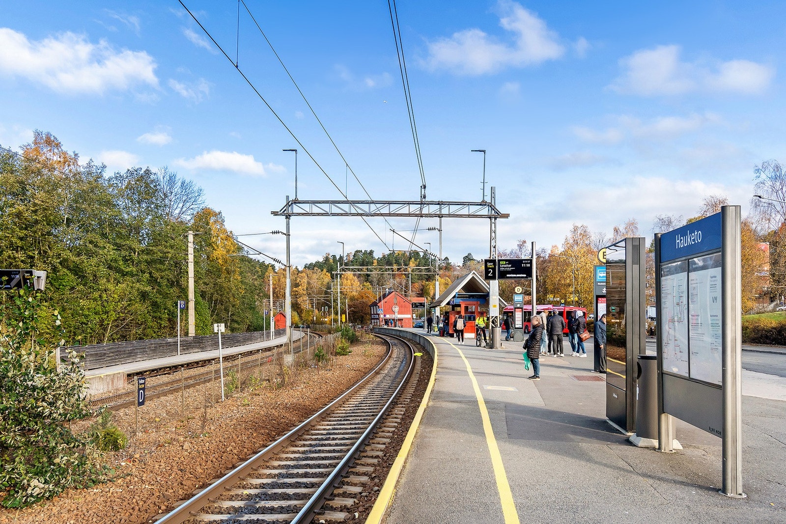 Det tar ca. 13 minutter med buss til Hauketo togstasjon. Herifra tar det 12 minutter med tog til Oslo S. Galleribilde