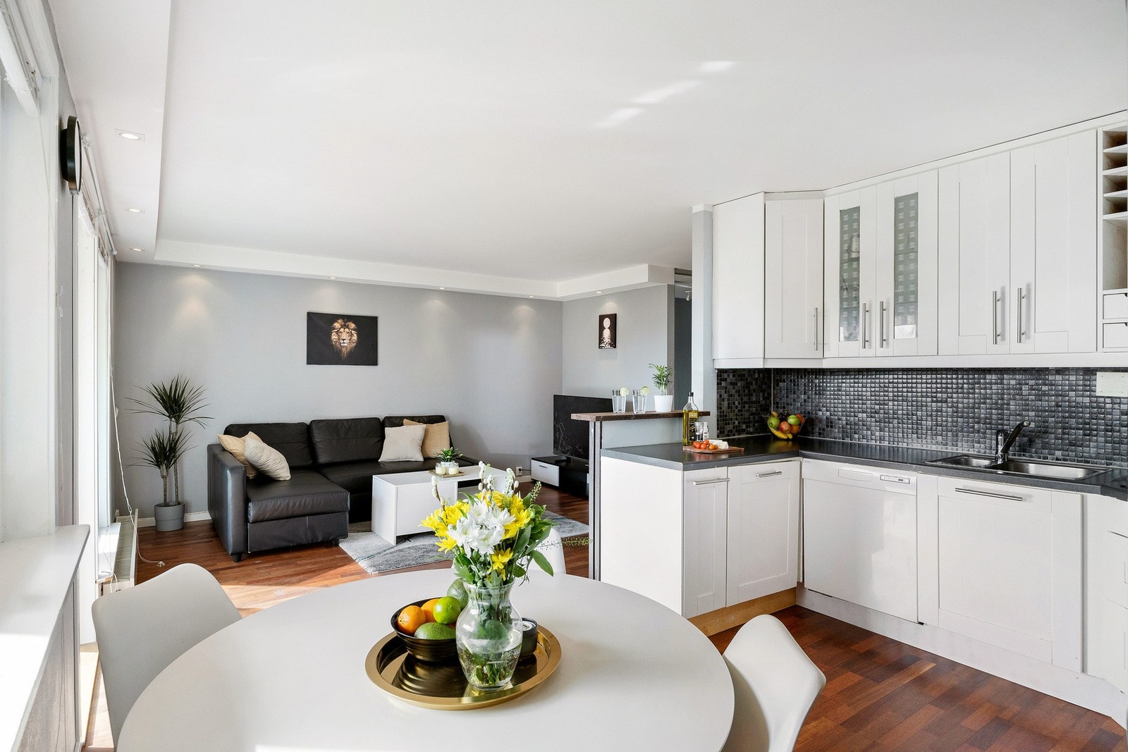 Kjøkkenet ligger i åpen løsning mot stuen, noe som skaper en sosial atmosfære. Galleribilde