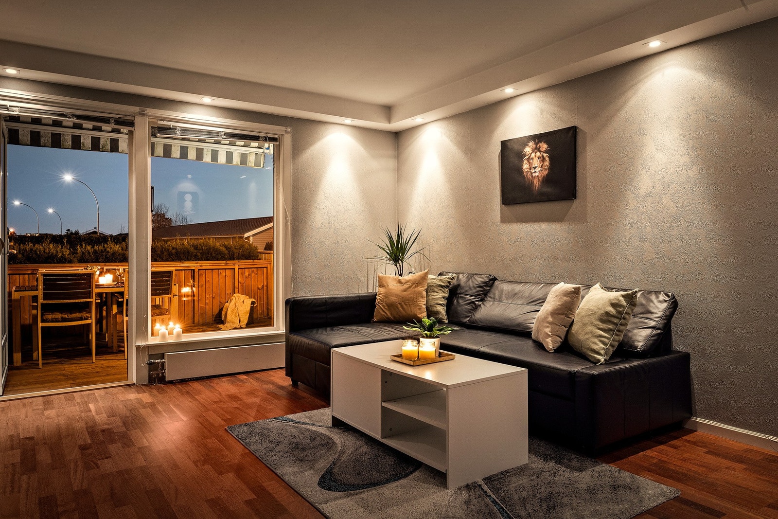 Boligen ligger i et trafikkskjermet og barnevennlig område på Bjørndal, med kort vei til skoler, barnehager og dagligvarebutikker. Galleribilde